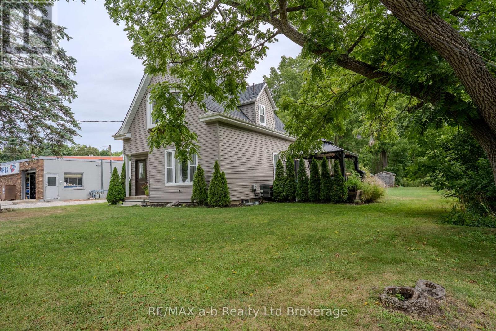3-bedroom home for sale at 14 OLD VIENNA ROAD, Tillsonburg ON · photo 2 of 13