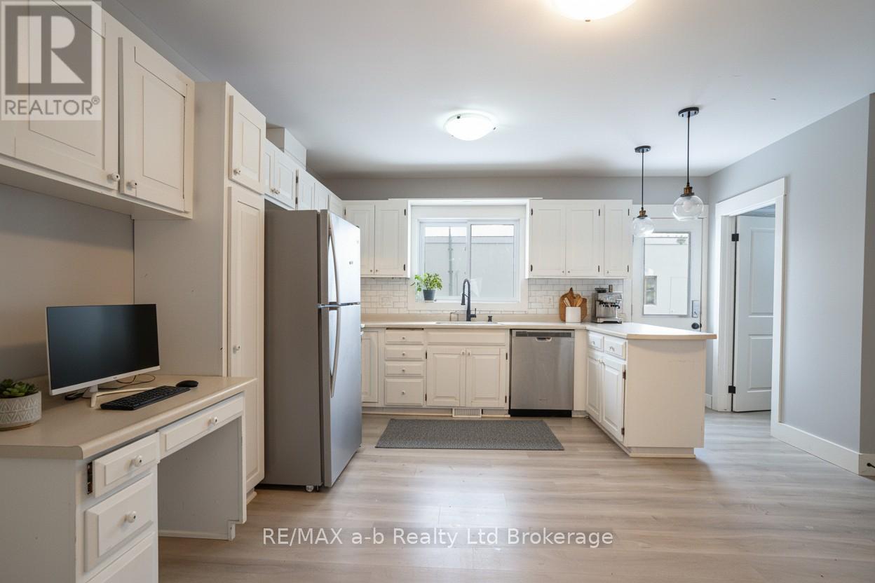 3-bedroom home for sale at 14 OLD VIENNA ROAD, Tillsonburg ON · photo 8 of 13