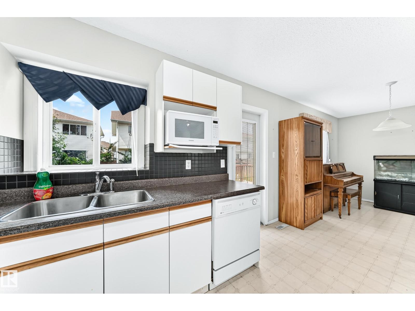 15826 67B ST NW - photo 4