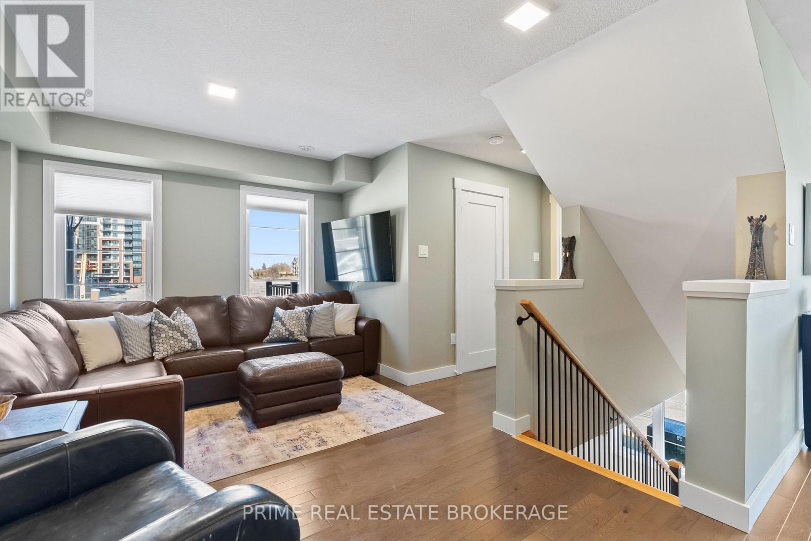 2 KING WILLIAM WAY - 11