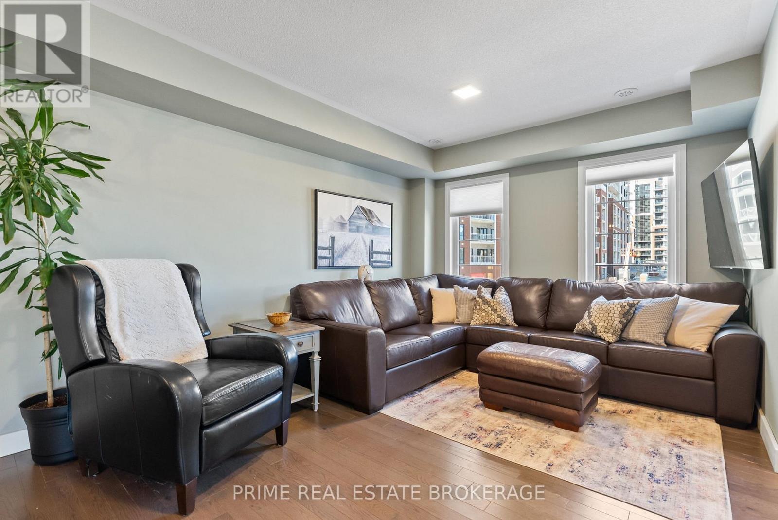 2 KING WILLIAM WAY - 12