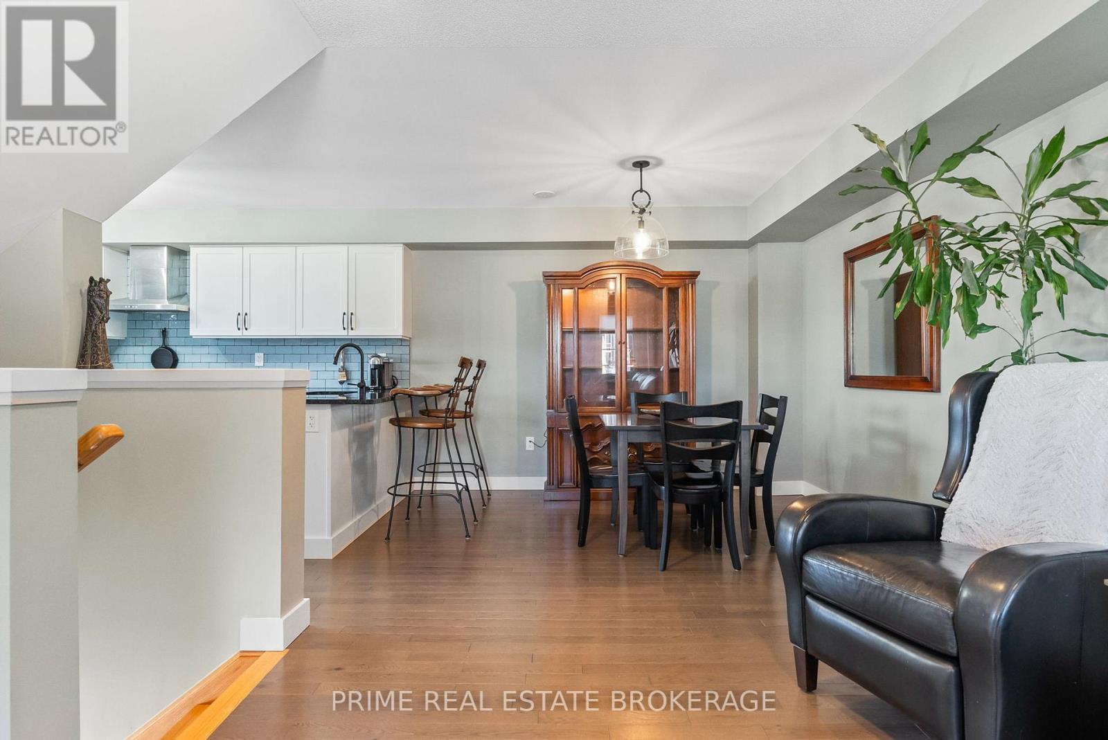 2 KING WILLIAM WAY - 14