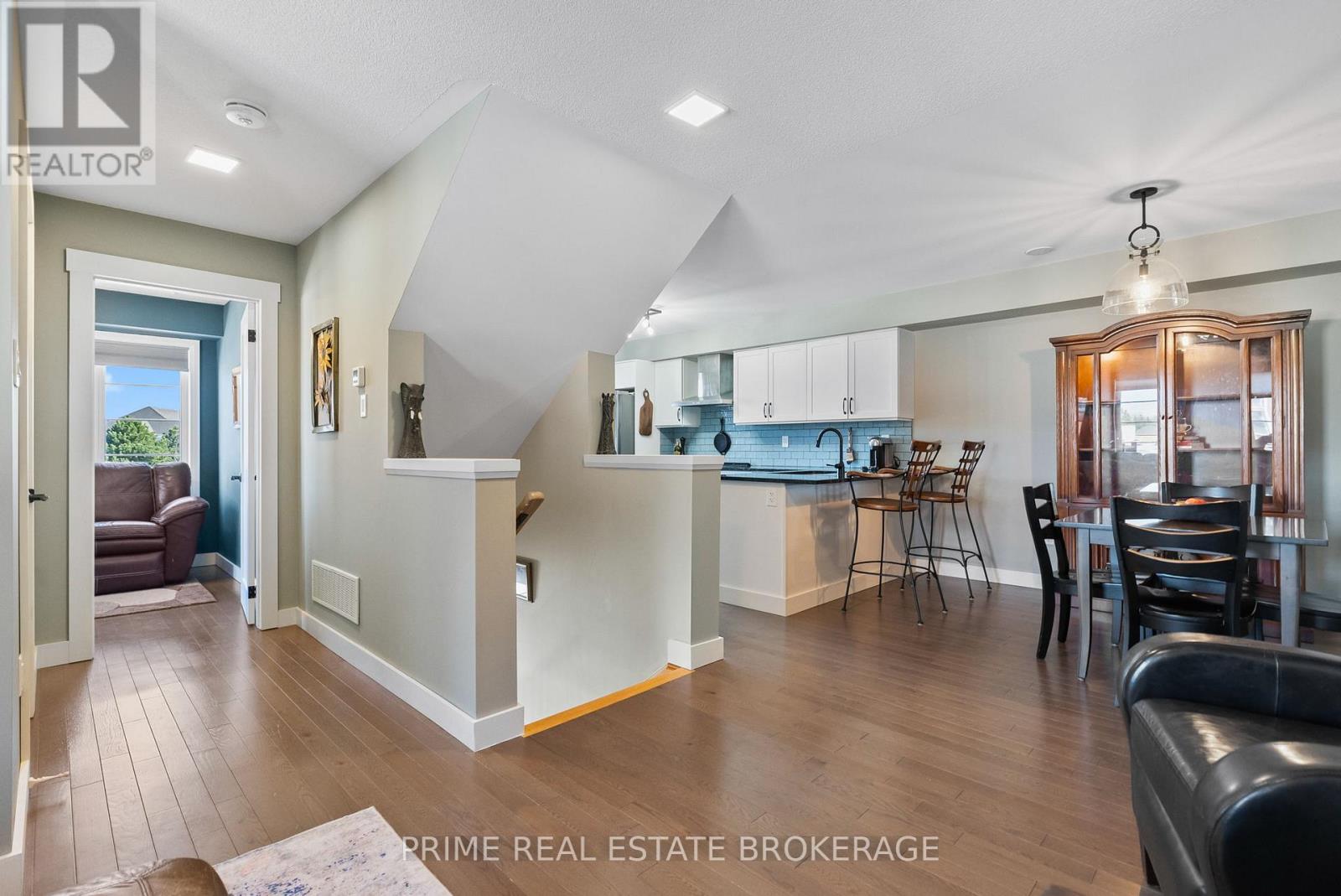2 KING WILLIAM WAY - 15