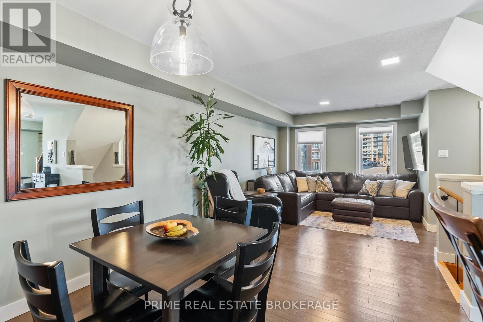 2 KING WILLIAM WAY - 23
