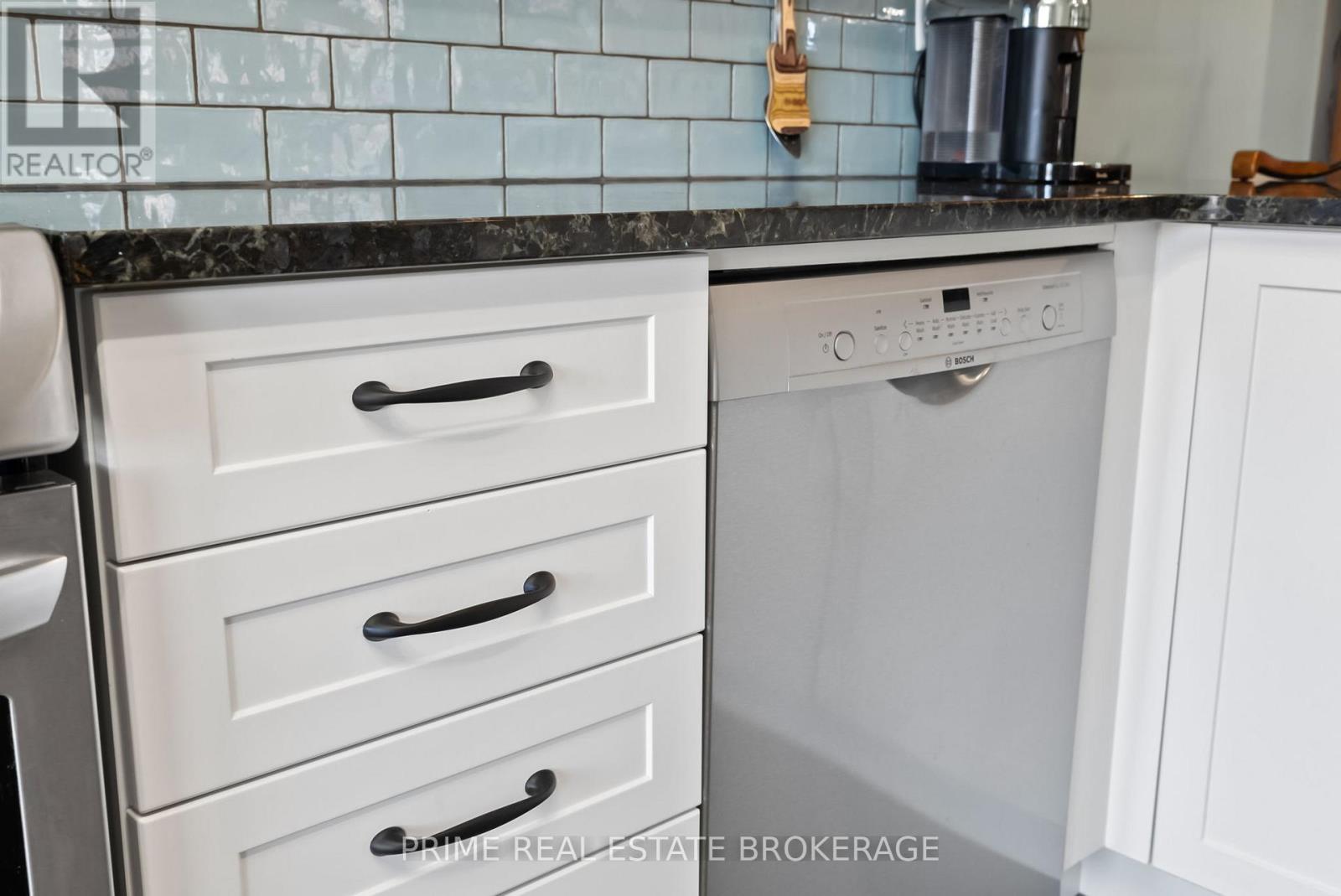 2 KING WILLIAM WAY - 25