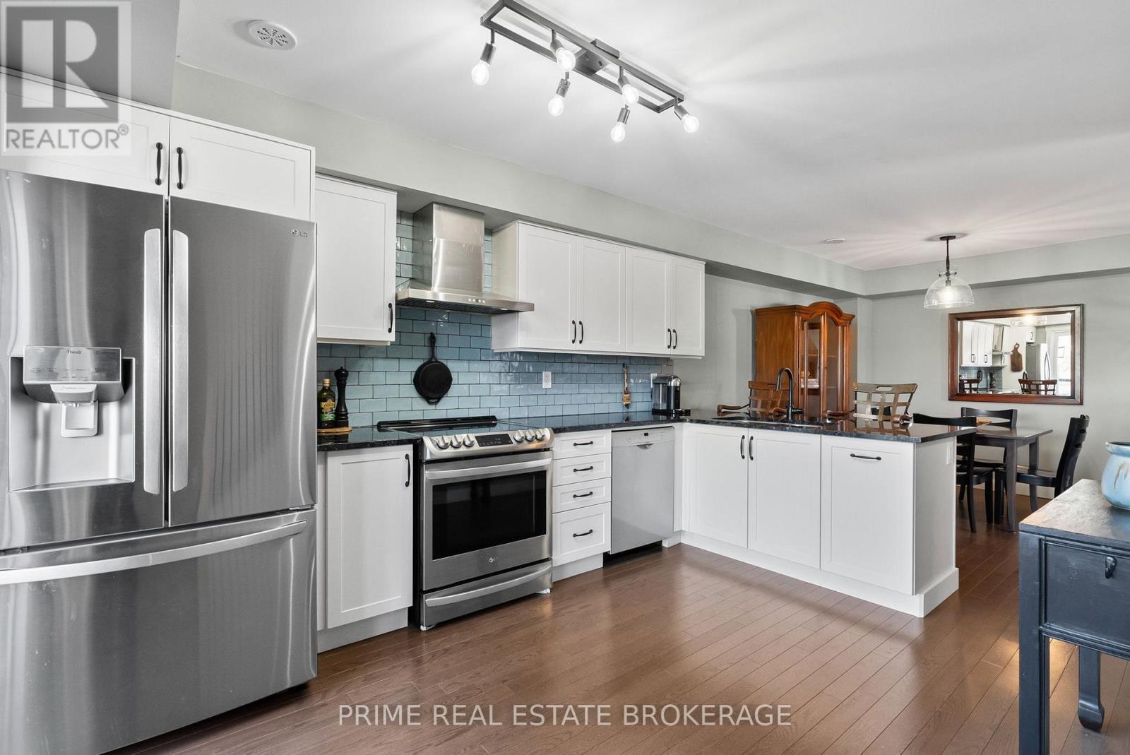2 KING WILLIAM WAY - 27