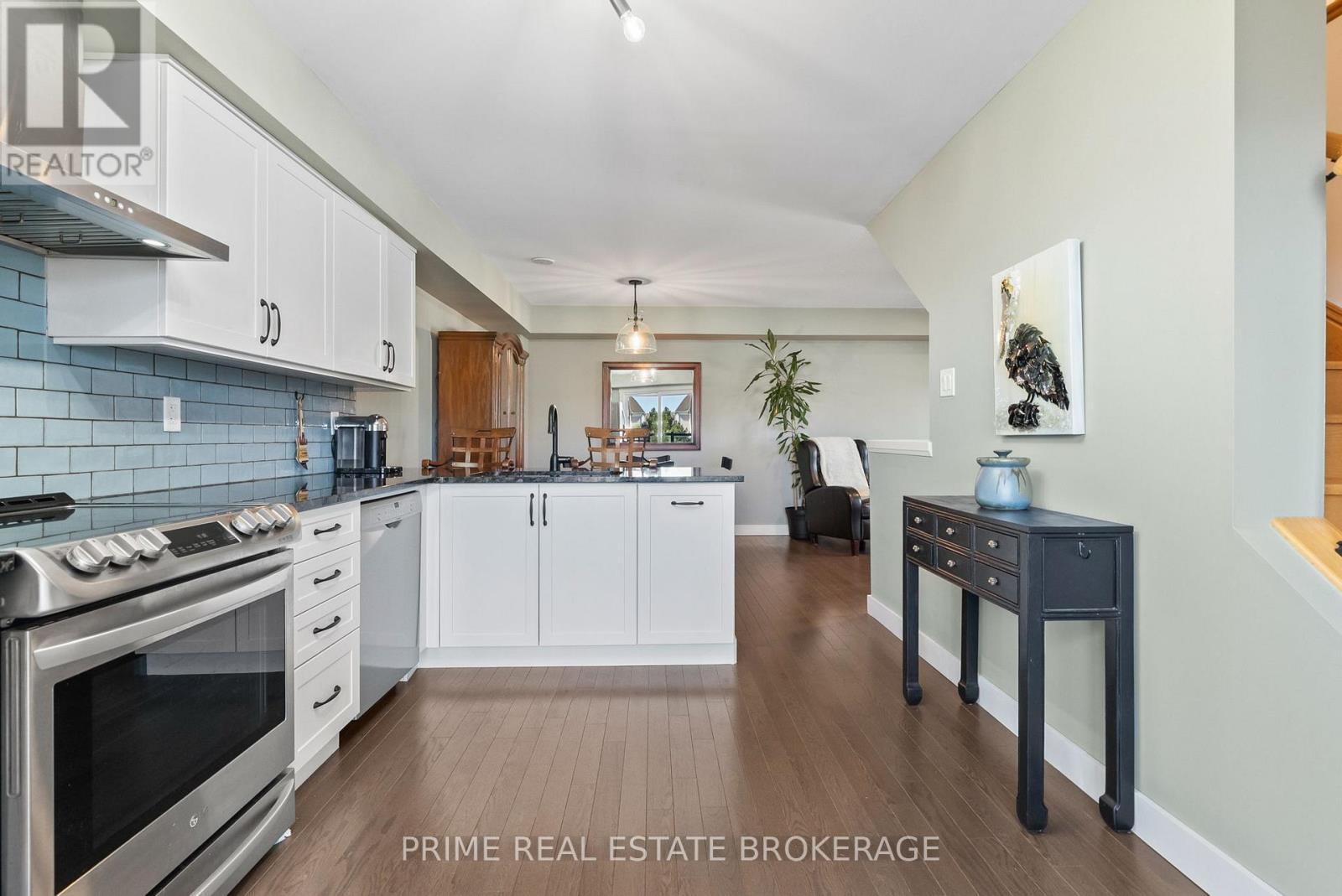 2 KING WILLIAM WAY - 28