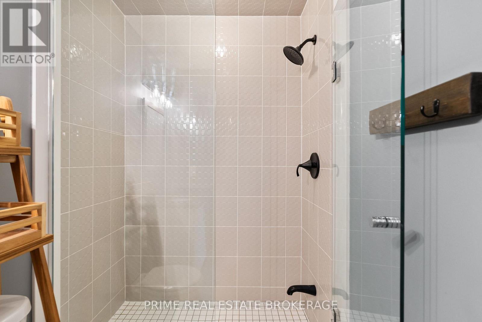 2 KING WILLIAM WAY - 46