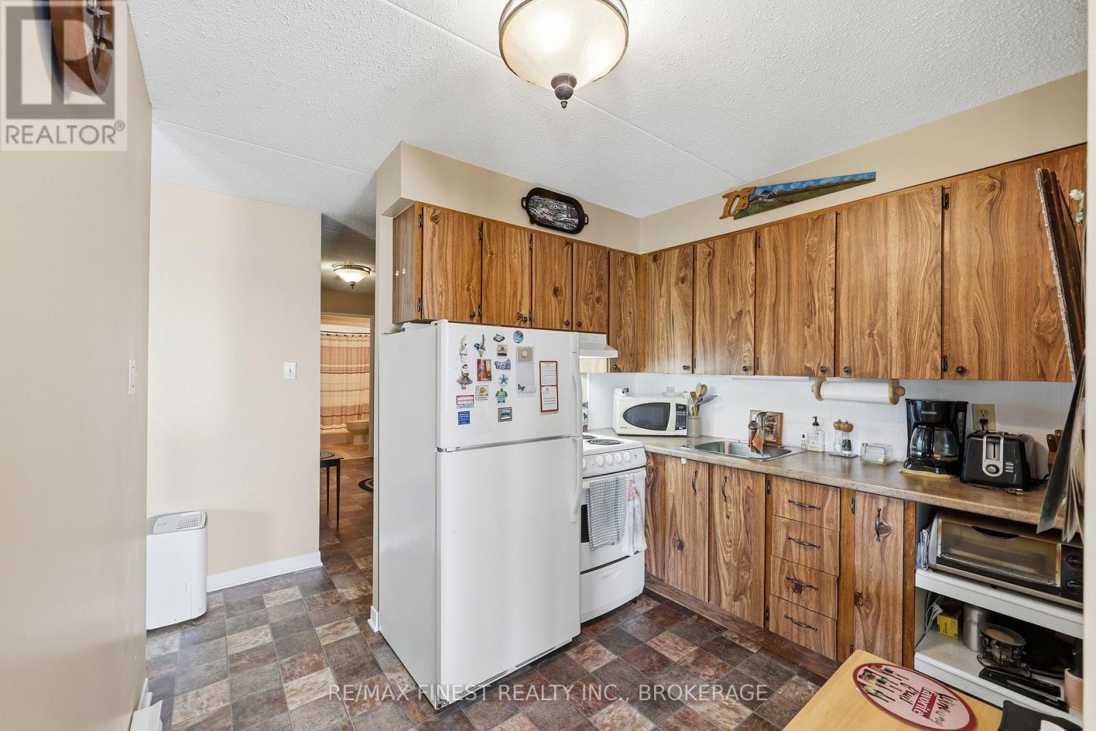 #101 610 WILLIAM STREET S - 27