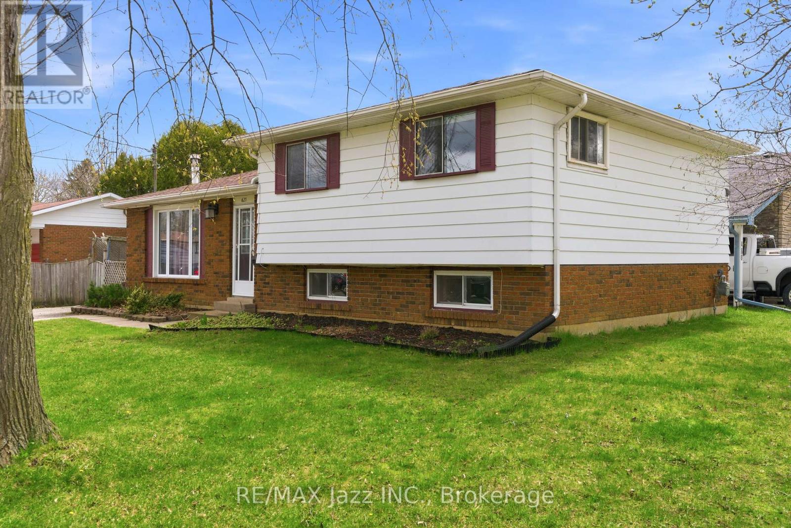 621 WILLOW CRESCENT - 1