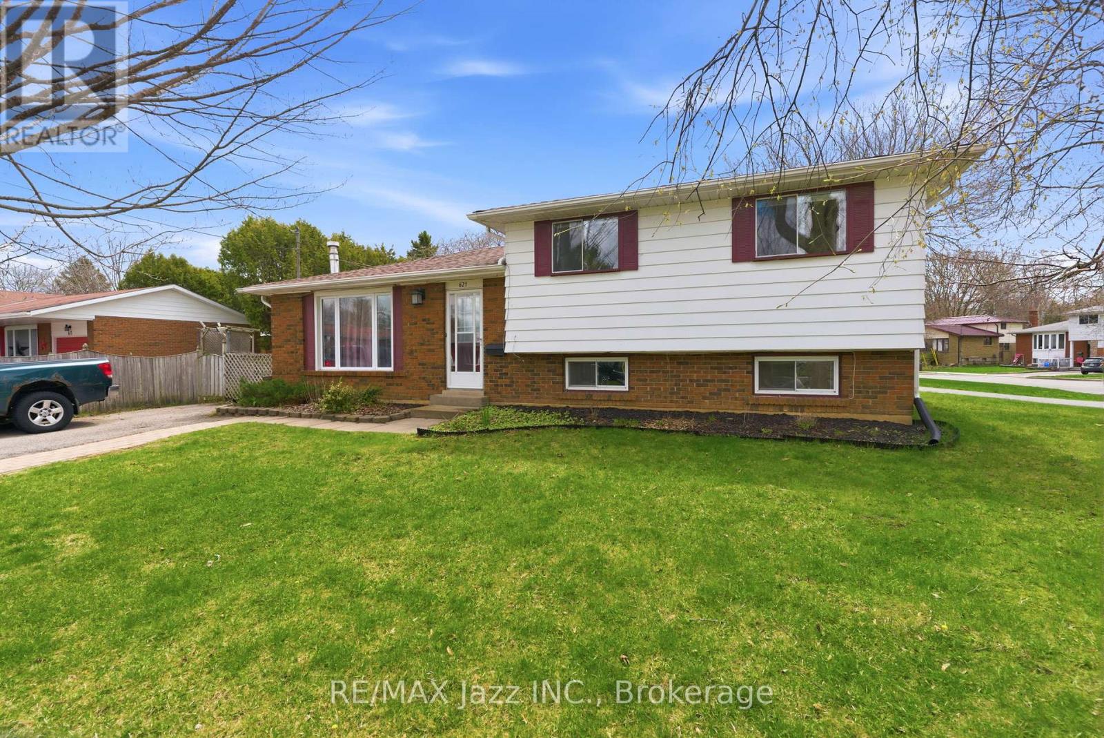 621 WILLOW CRESCENT - 2