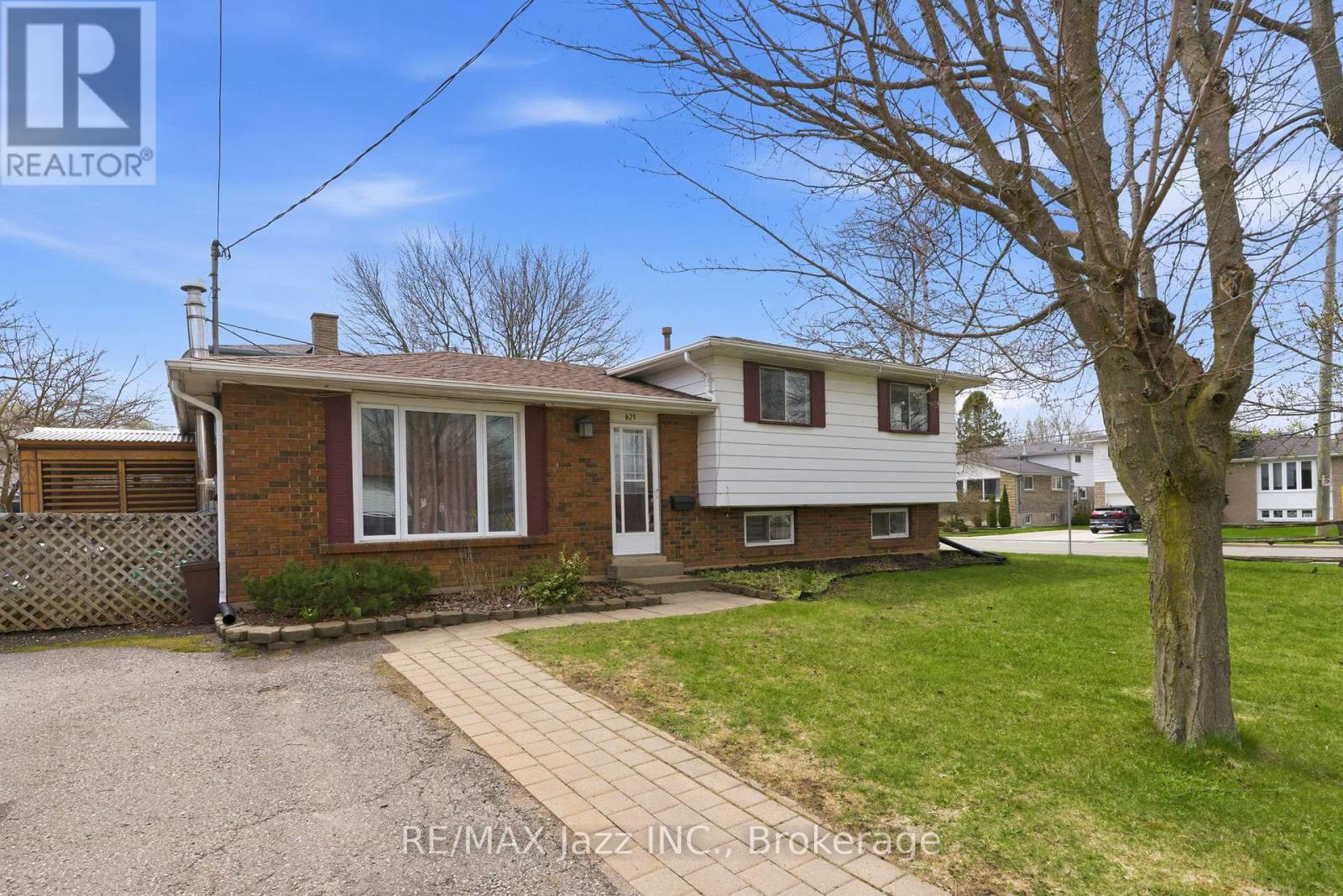 621 WILLOW CRESCENT - 3