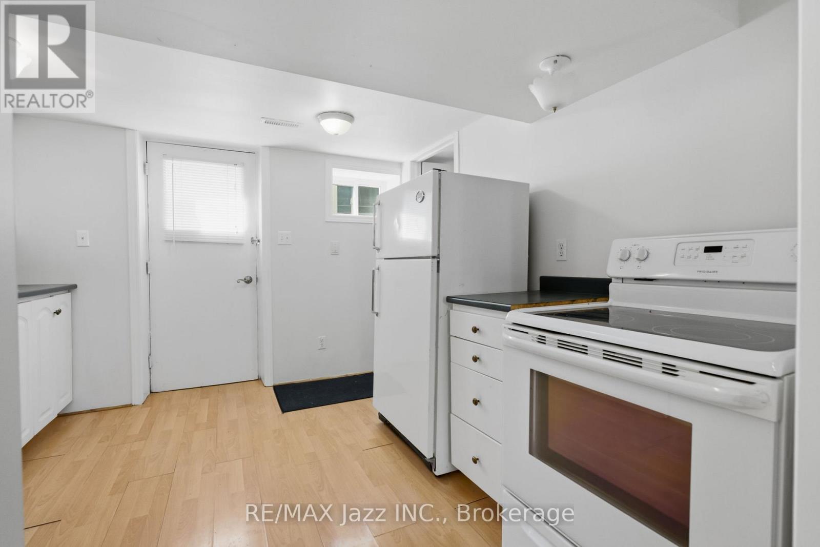621 WILLOW CRESCENT - 32