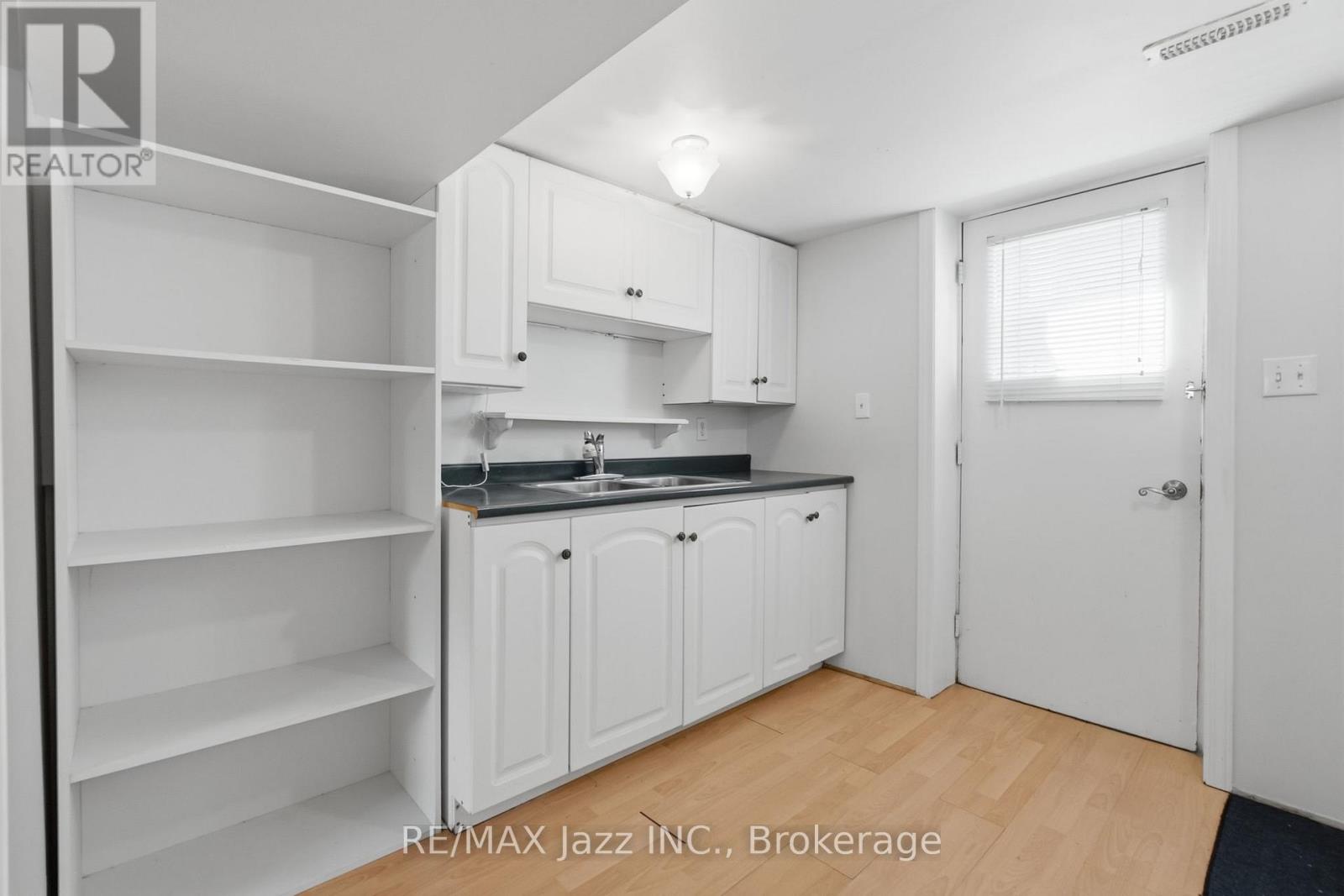 621 WILLOW CRESCENT - 34