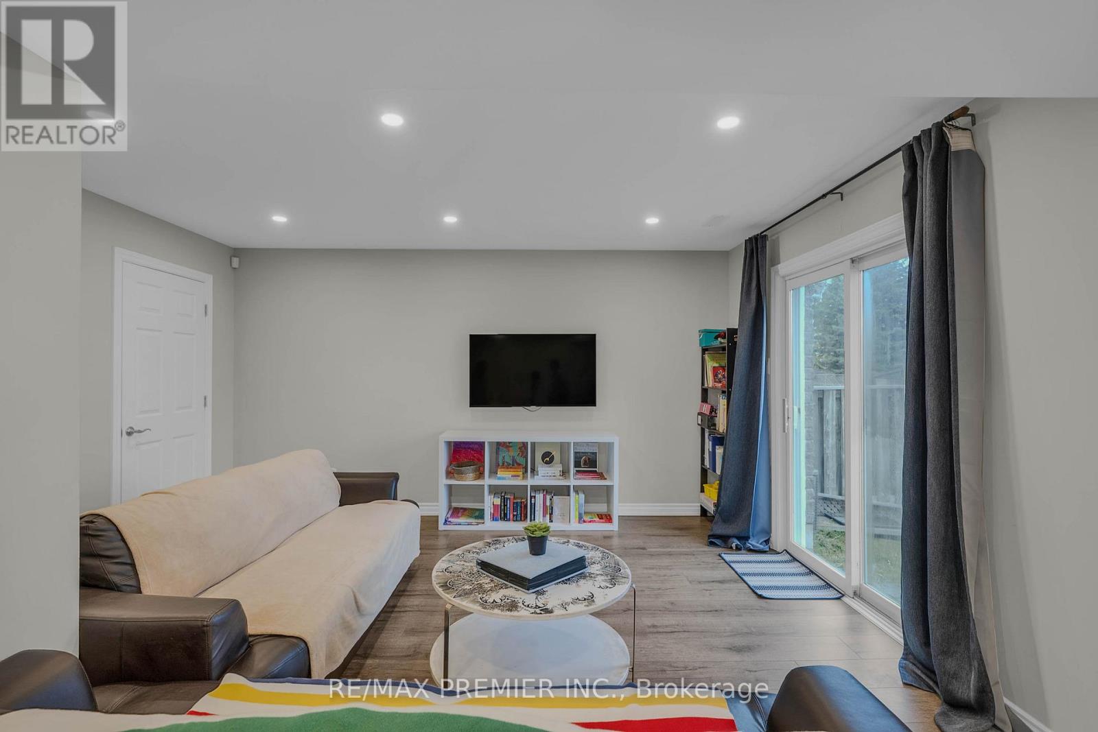 435 SIMCOE STREET - 39
