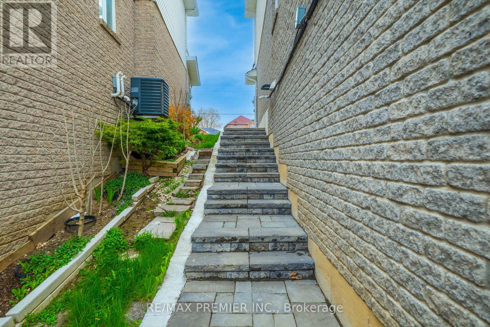 435 SIMCOE STREET - 45
