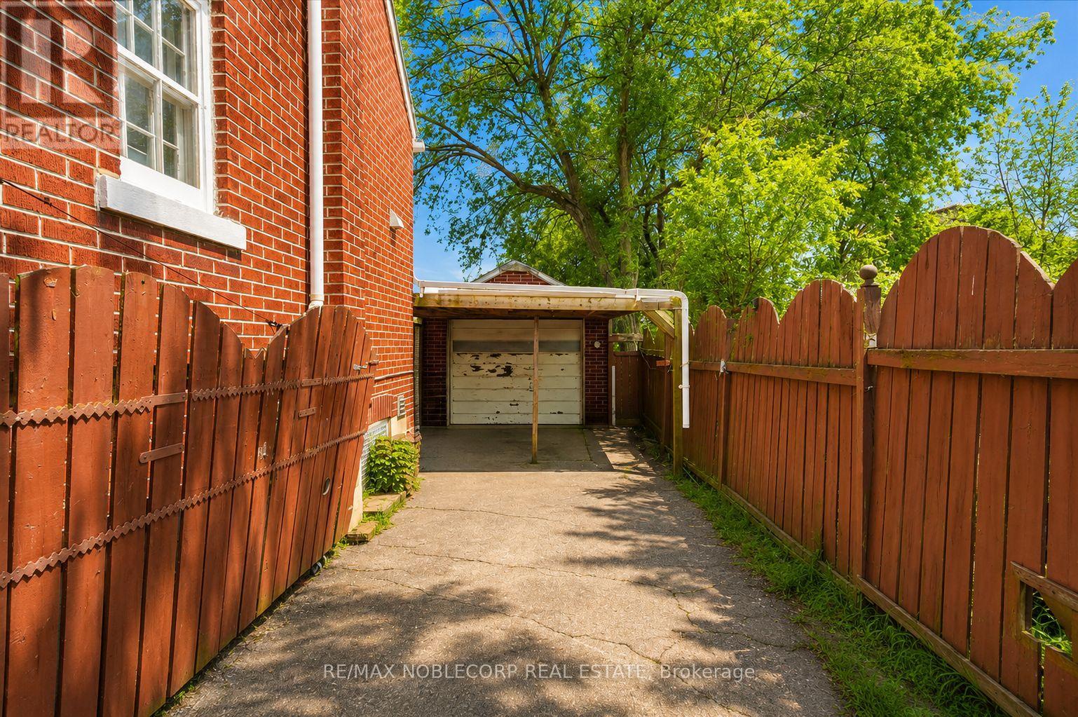 1790 KING STREET E - 32