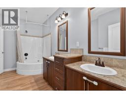 5pc Ensuite bath - 129 Birch Avenue, Kaleden, BC V0H1K0 Photo 12