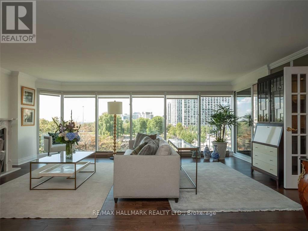 #404 251 QUEENS QUAY W - 7