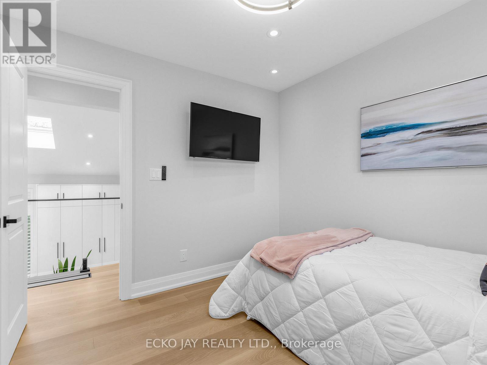 27 SILKWOOD CRESCENT - 28