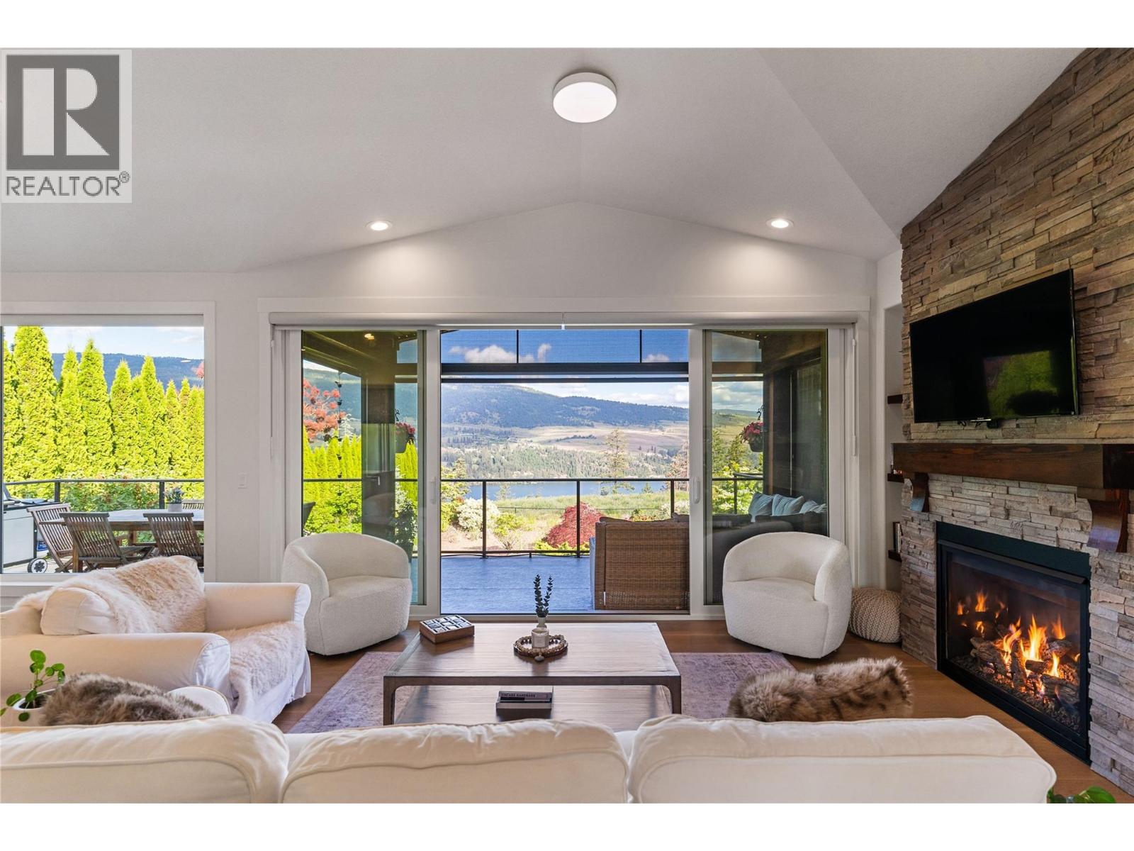  12977 East Ridge Drive, Lake Country