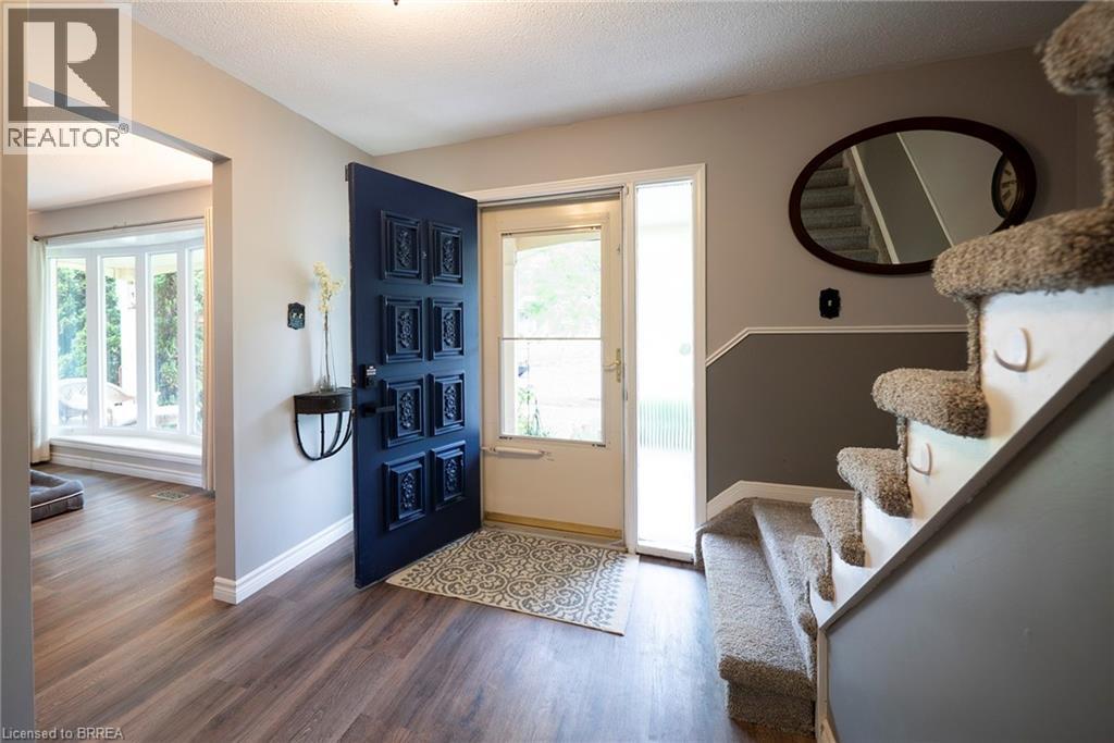 6-bedroom home for sale at 118 GREENFIELD Road, Brantford ON · photo 5 of 35