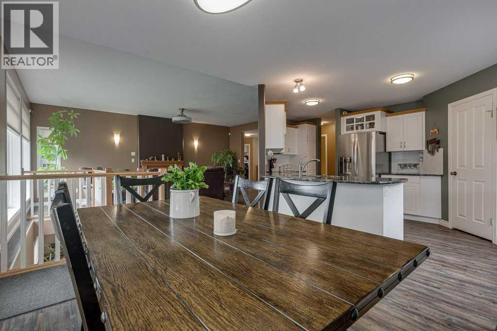 Open dining area to kitchen and living room