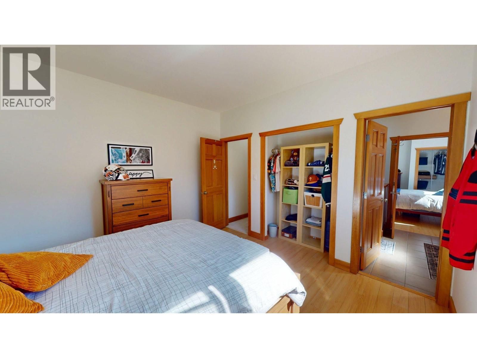 2455 Colin Crescent - 40