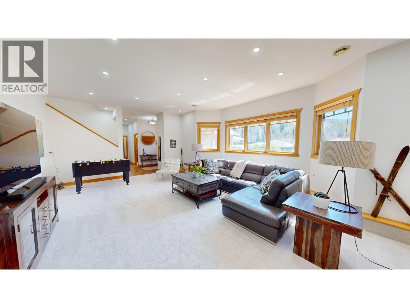 2455 Colin Crescent - 44