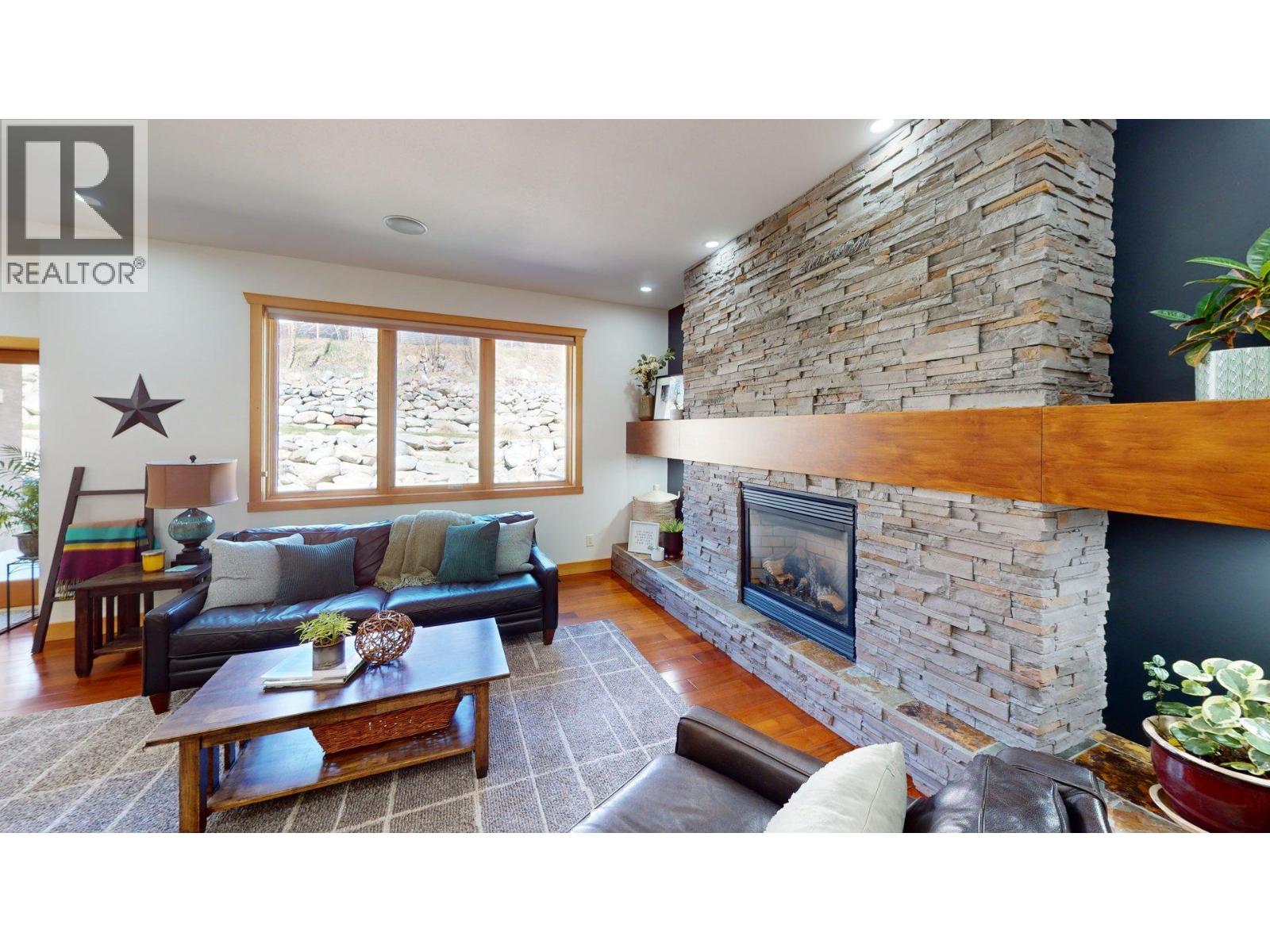 2455 Colin Crescent - 6
