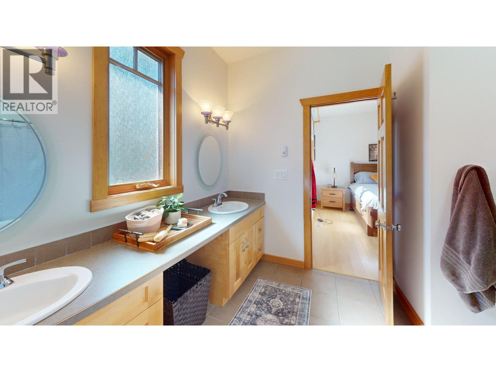 2455 Colin Crescent - 35