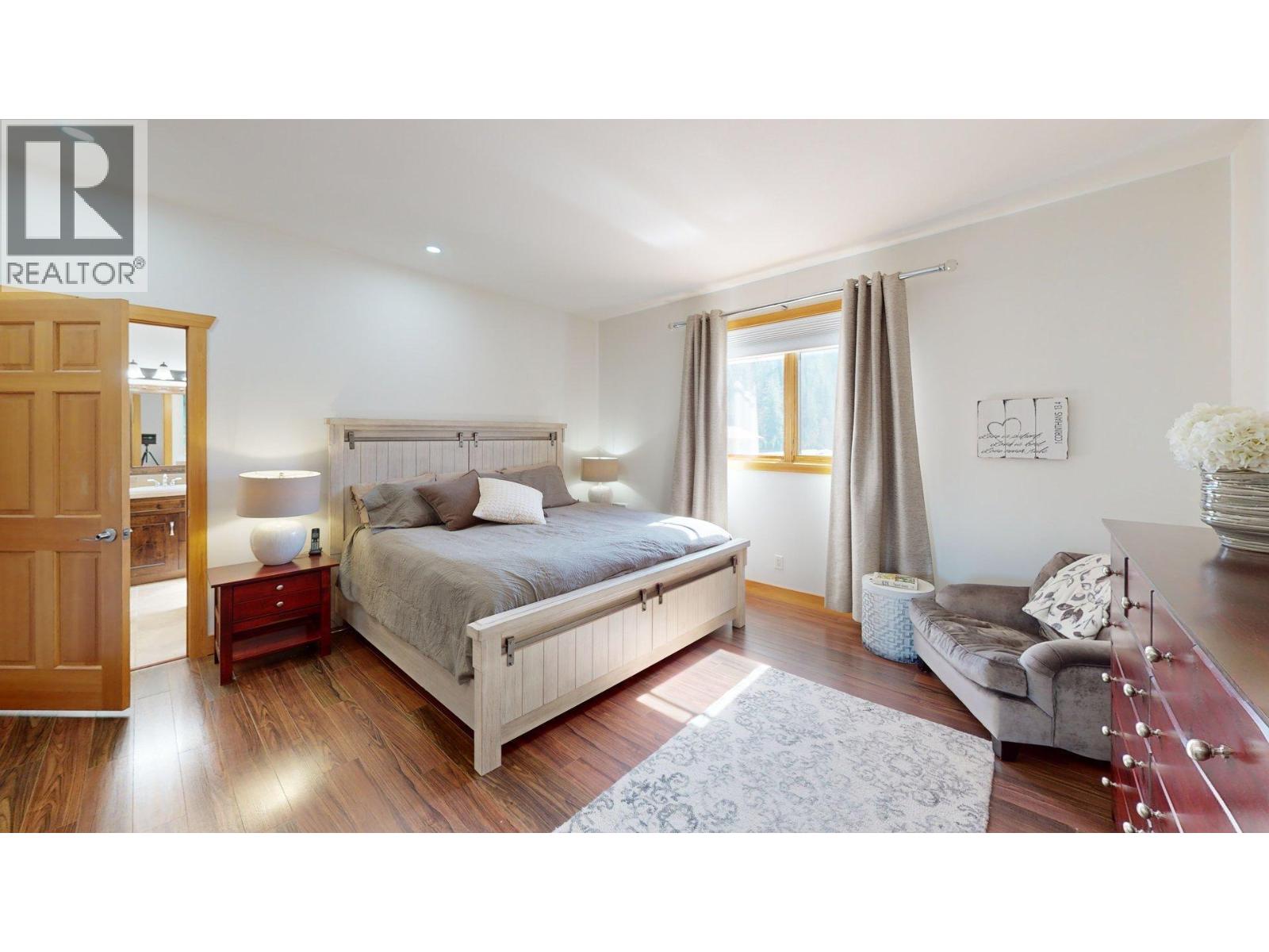 2455 Colin Crescent - 24