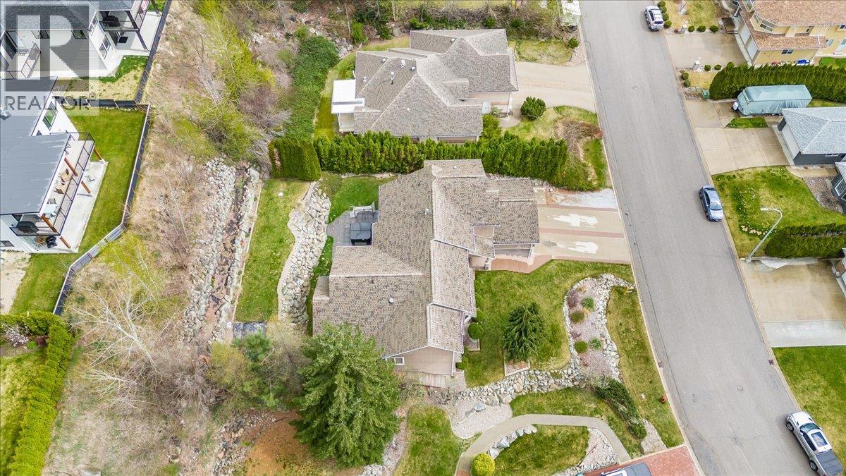 2455 Colin Crescent - 67