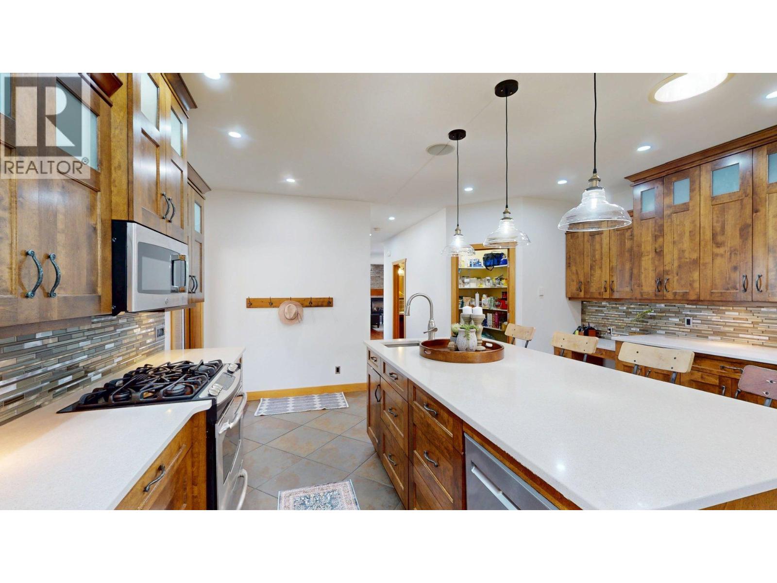 2455 Colin Crescent - 16