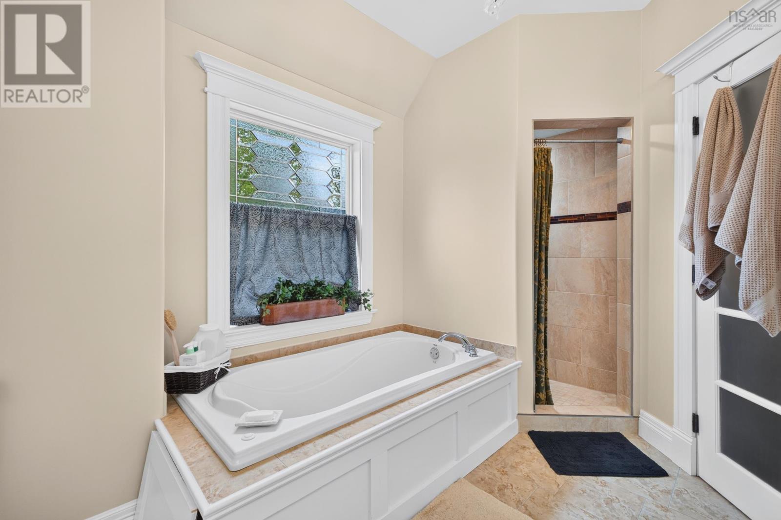 Property 21 of 49 of 195 LEXINGTON Drive