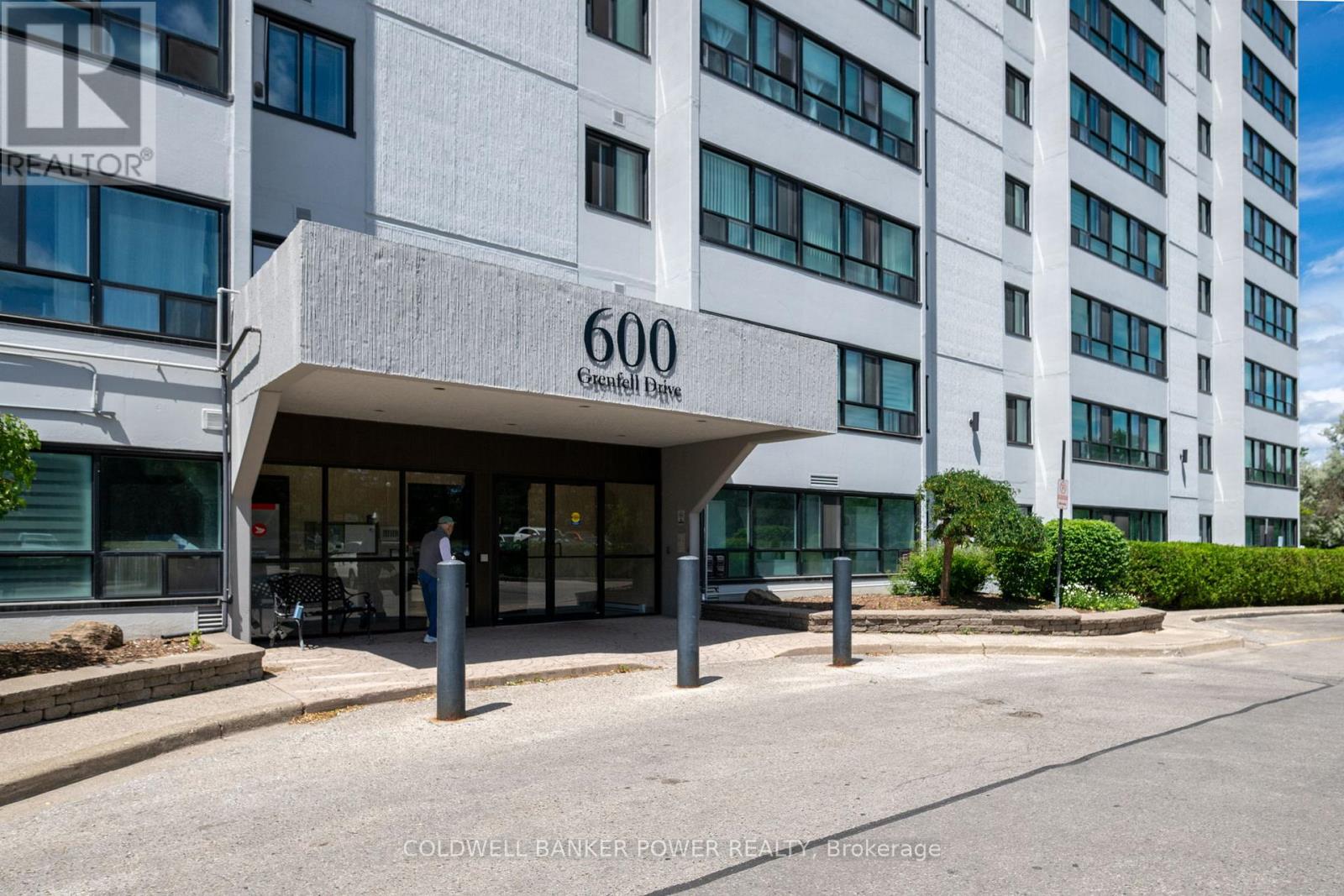 #704 600 GRENFELL DRIVE - 2