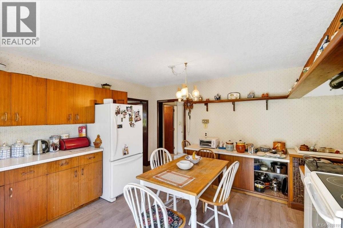 7251 Thompson Rd - 8