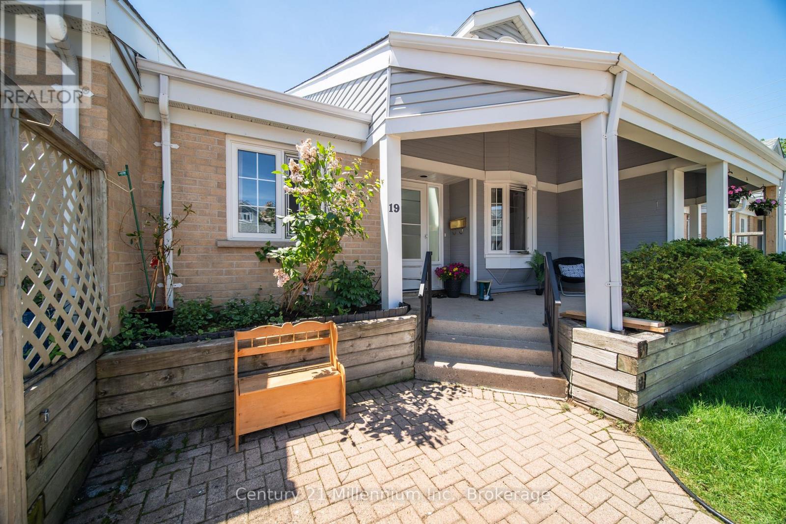 #19 874 ARLINGTON STREET - 1