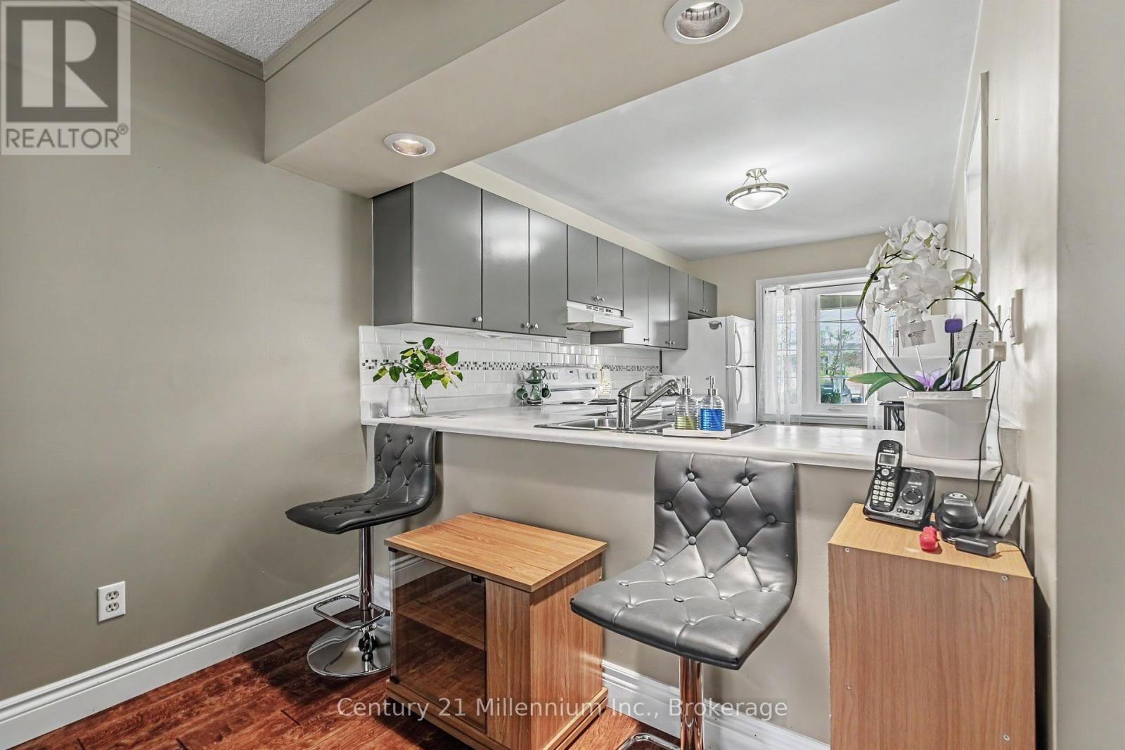 #19 874 ARLINGTON STREET - 12