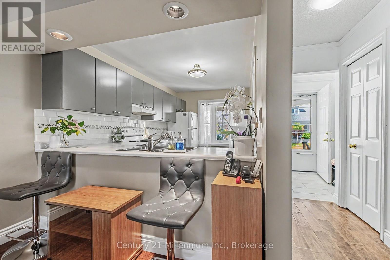 #19 874 ARLINGTON STREET - 13