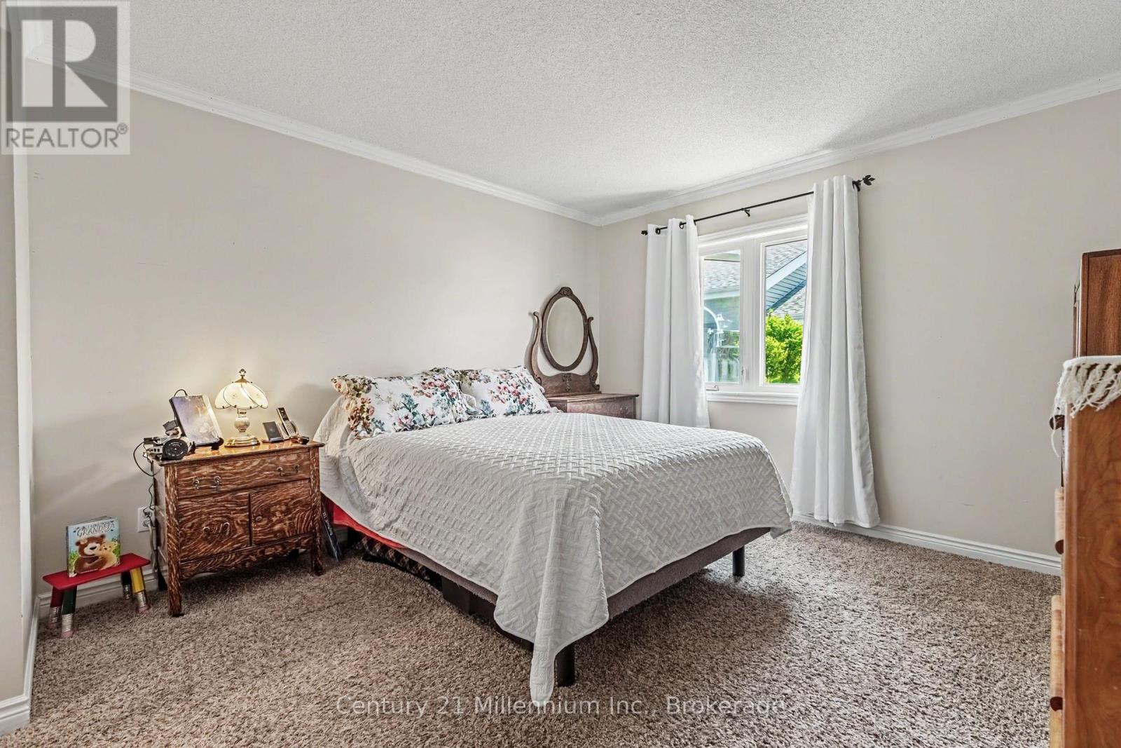 #19 874 ARLINGTON STREET - 26
