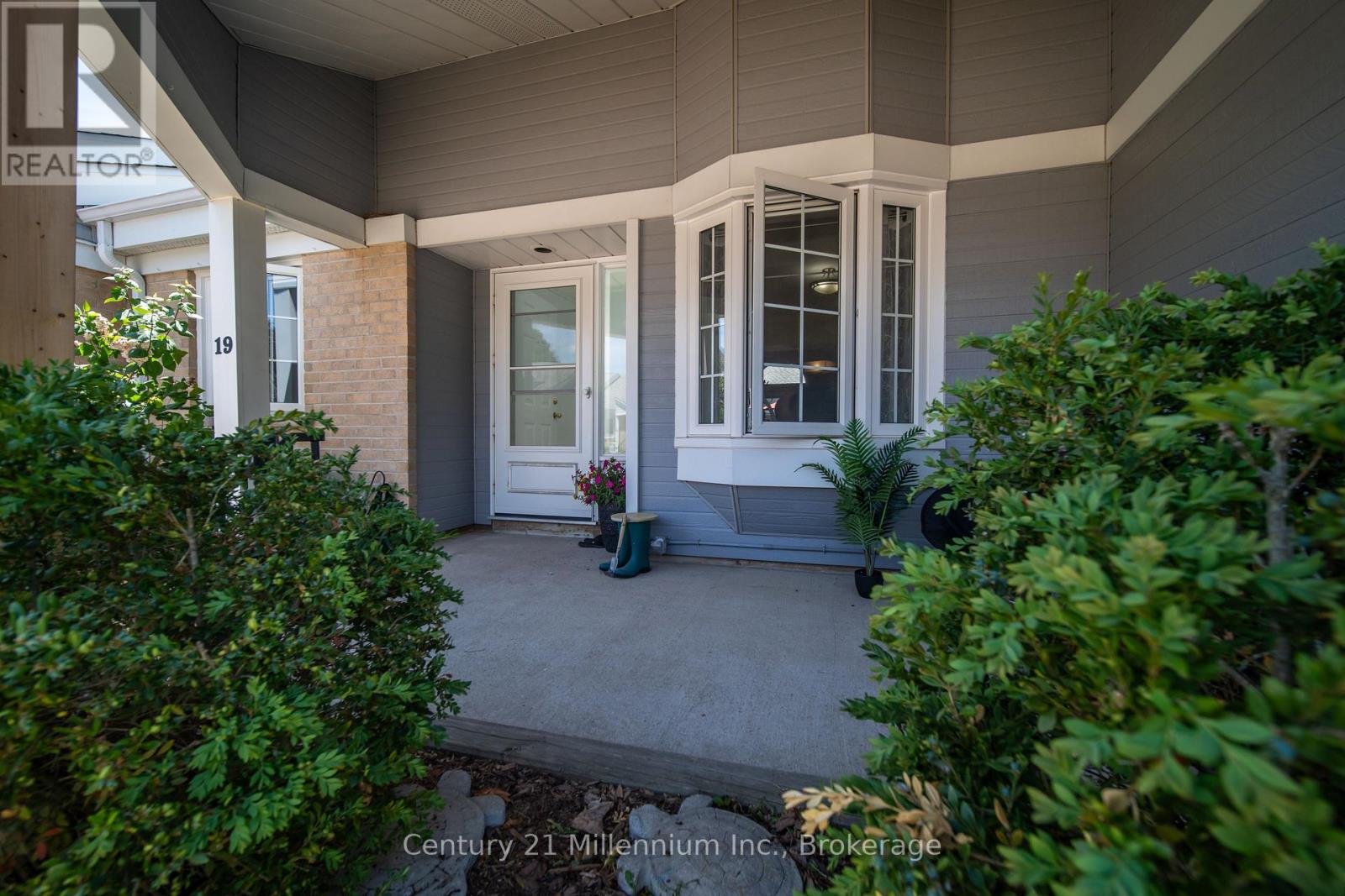 #19 874 ARLINGTON STREET - Image 3