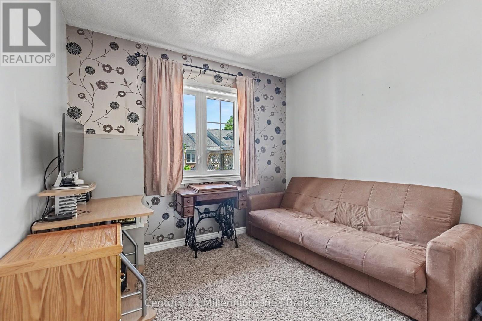 #19 874 ARLINGTON STREET - 30