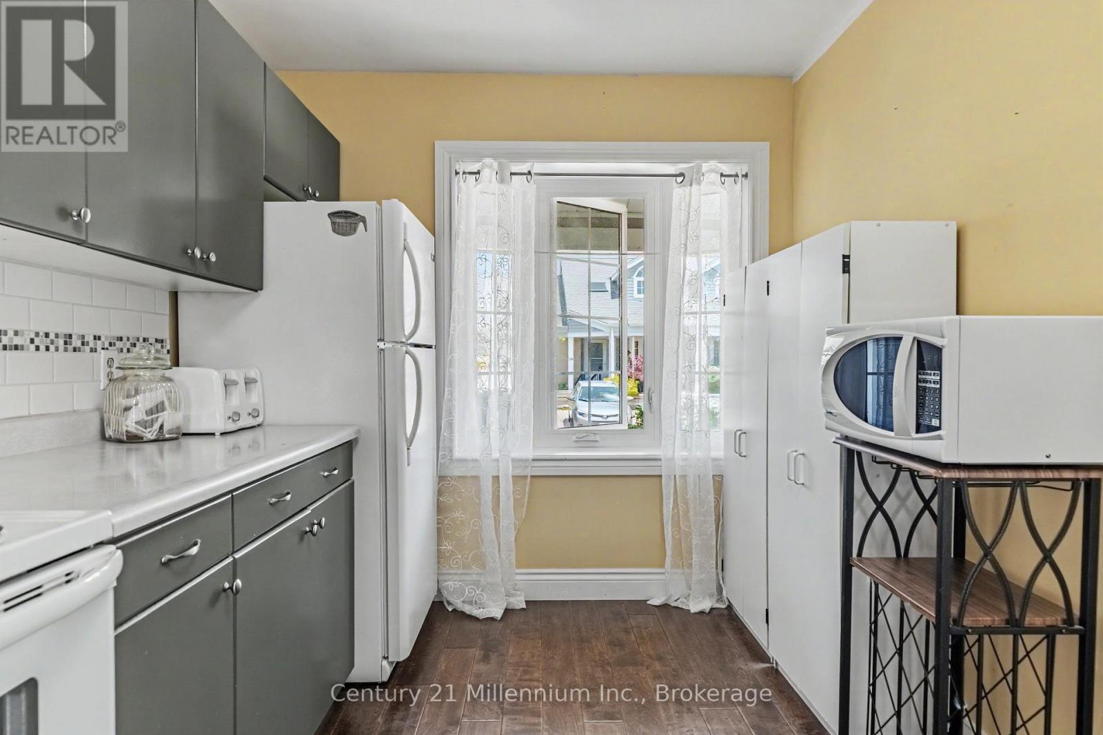 #19 874 ARLINGTON STREET - Image 9