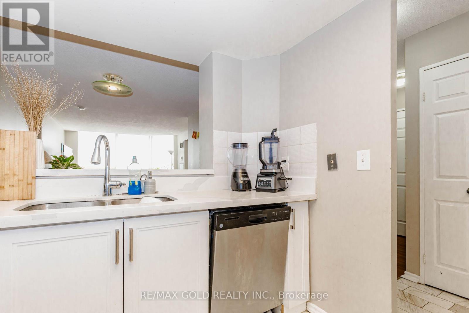 #PH 201 325 WEBB DRIVE - 18