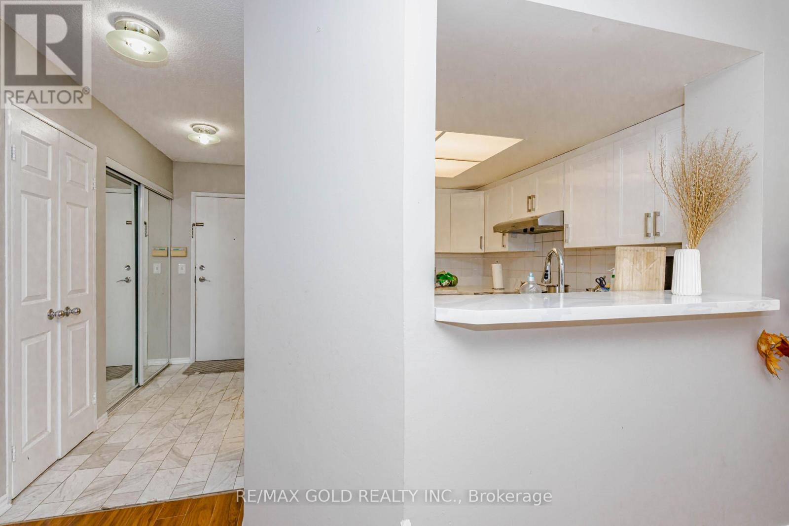 #PH 201 325 WEBB DRIVE - 11