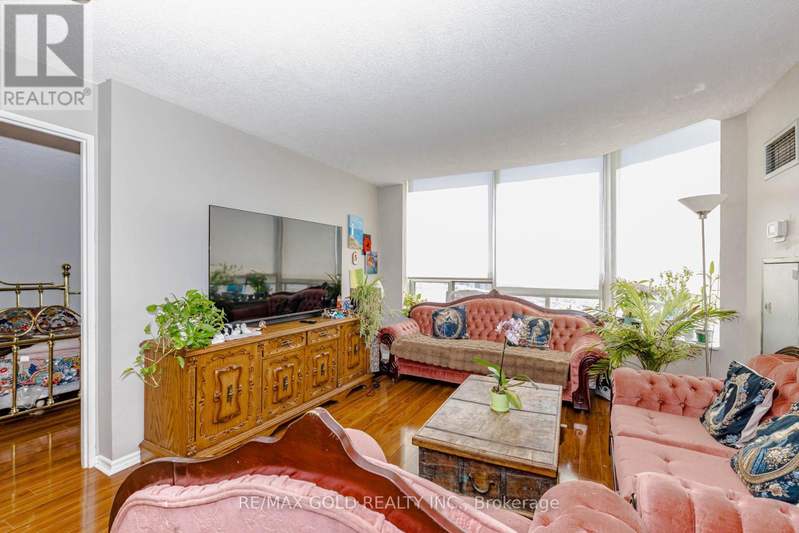 #PH 201 325 WEBB DRIVE - 21