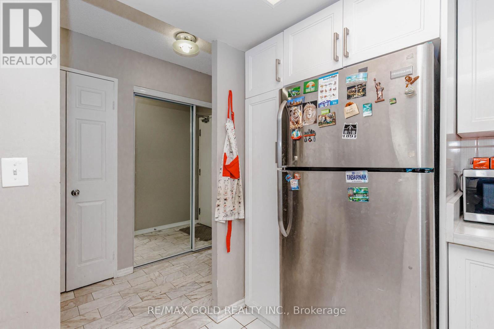 #PH 201 325 WEBB DRIVE - 17
