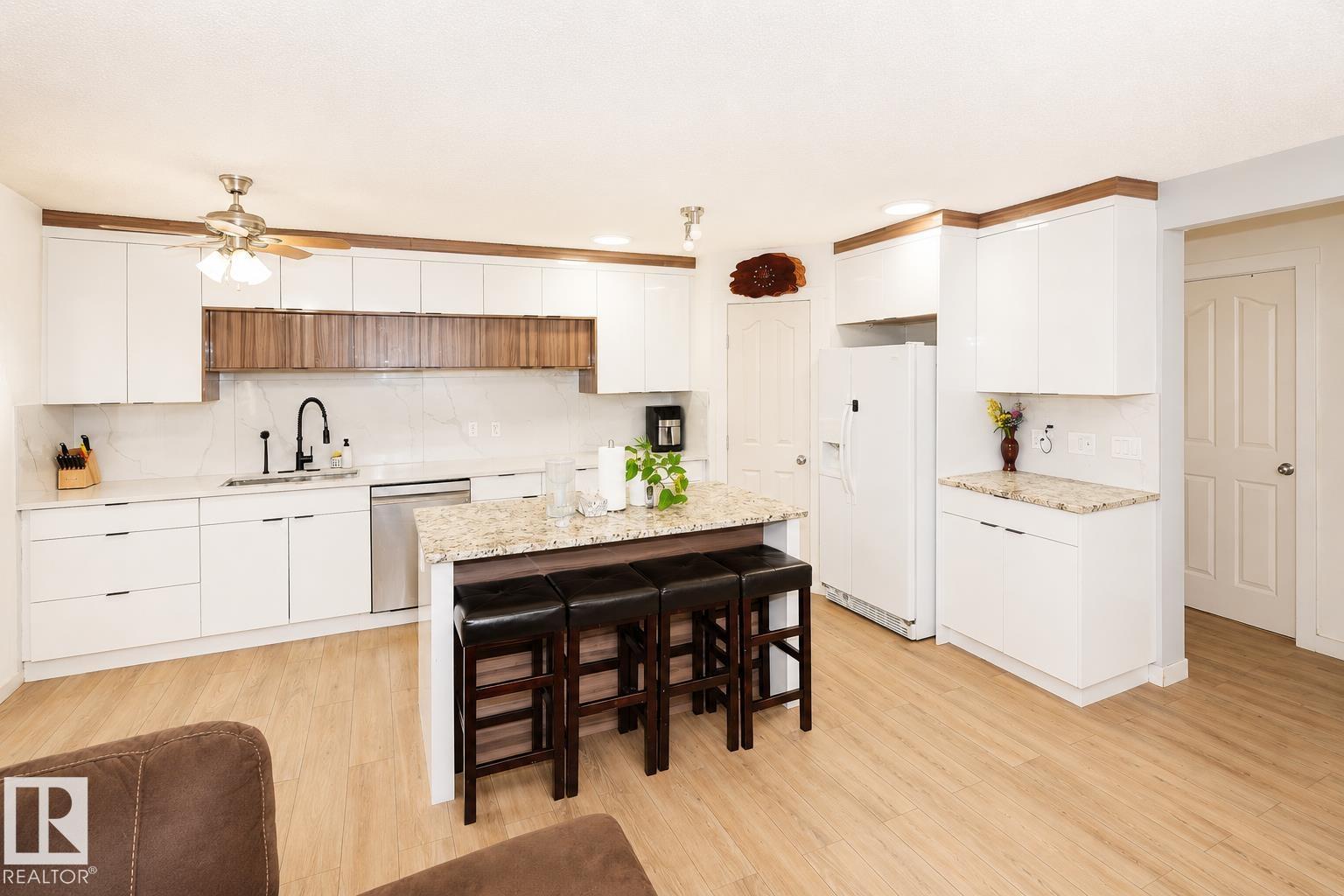 8523 7 AV SW SW - 14