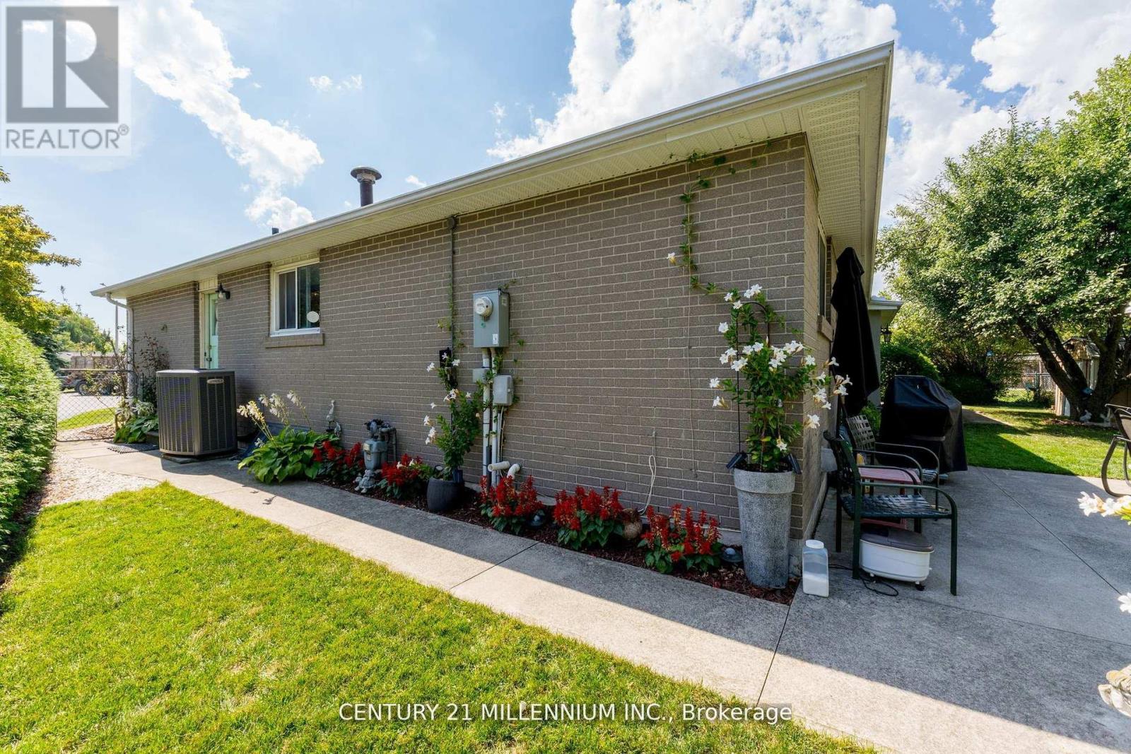 20 DUNBLAINE CRESCENT - 20